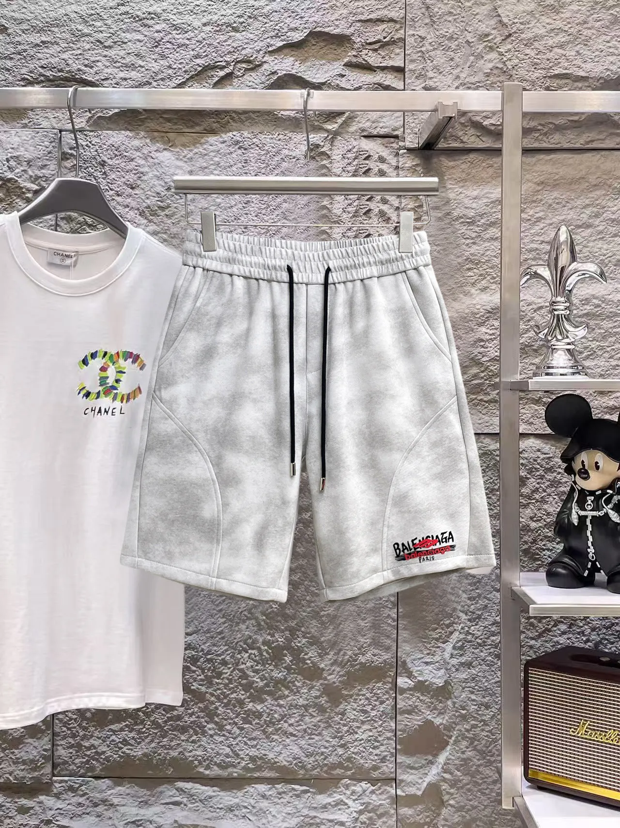 Balenciaga's three-standard complete 2026 summer New Arrival men's casual shorts, advanced custom-made Breathable fabric, Breathable fabric, extremely stretchy and comfortable, impeccable details, top-grade accessories, original logo design concept, delicate and soft feel! The upper body fit is awesome! Size: M-XXXL Please state your height and weight when ordering